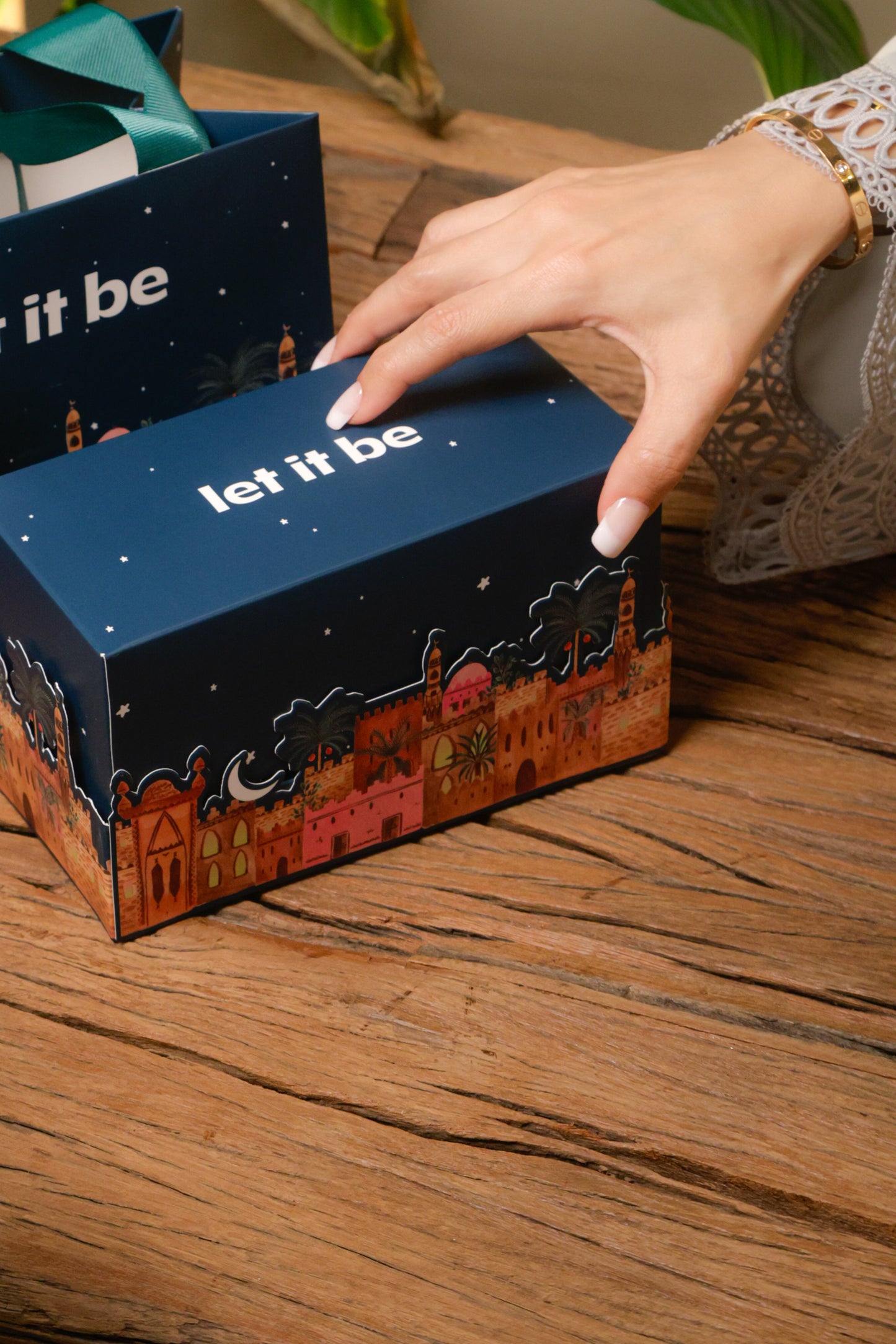 Ramadan Gift Box - of 6 Gahwa Cup Two of each design - in one box